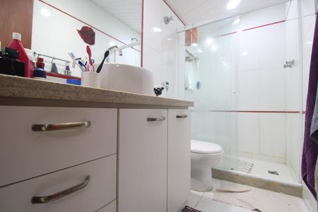 Casa de condomínio à venda com 170m², 3 quartos e 1 vagaBanheiro da suíte