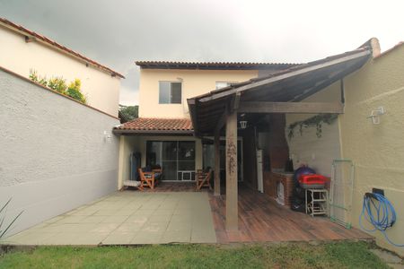 Casa de condomínio à venda com 170m², 3 quartos e 1 vagaFundos