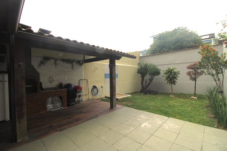 Casa de condomínio à venda com 170m², 3 quartos e 1 vagaQuintal