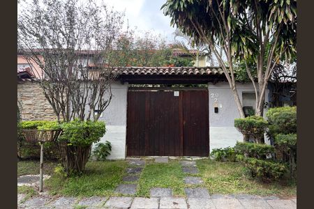 Casa de condomínio à venda com 170m², 3 quartos e 1 vaga Casa de condomínio à venda com 170m², 3 quartos e 1 vagaFachada