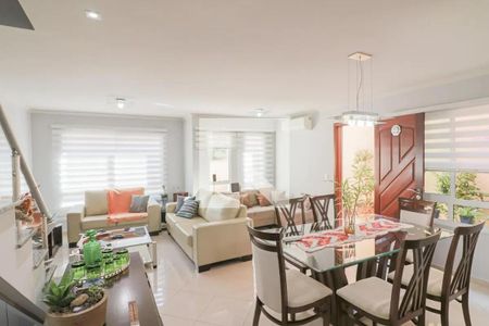Casa de condomínio para alugar com 210m², 3 quartos e 2 vagasSala