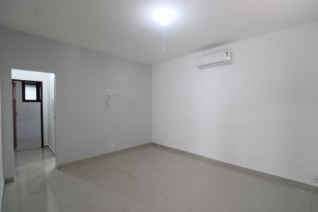 Casa de condomínio para alugar com 243m², 2 quartos e 1 vagaSala