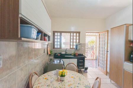 Casa à venda com 200m², 2 quartos e 2 vagas