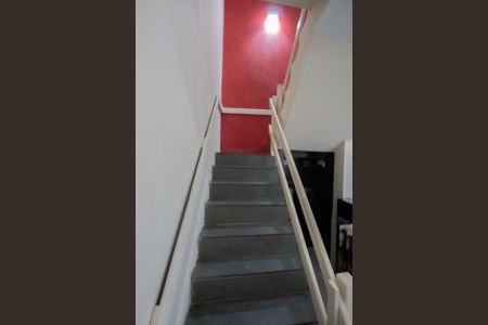 Casa à venda com 96m², 3 quartos e 1 vaga Casa à venda com 96m², 3 quartos e 1 vagaEscada