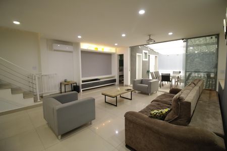 Sala de casa à venda com 3 quartos, 340m² em Pechincha, Rio de Janeiro