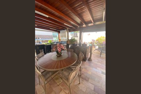 Casa de condomínio à venda com 178m², 3 quartos e 4 vagas