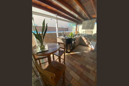 Casa de condomínio à venda com 178m², 3 quartos e 4 vagas
