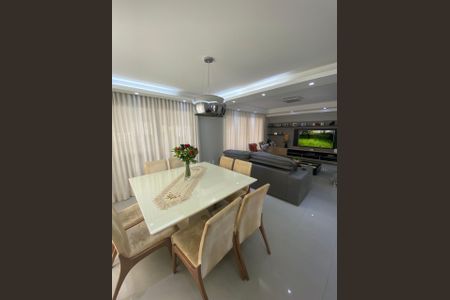 Casa de condomínio à venda com 178m², 3 quartos e 4 vagas