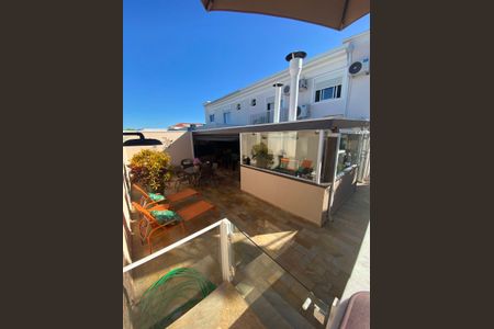 Casa de condomínio à venda com 178m², 3 quartos e 4 vagas