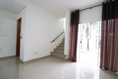 Sala de casa de condomínio para alugar com 2 quartos, 70m² em Jardim Ipanema, Uberlândia