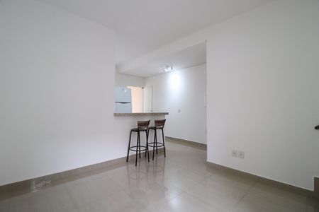 Sala de casa de condomínio para alugar com 2 quartos, 70m² em Jardim Ipanema, Uberlândia