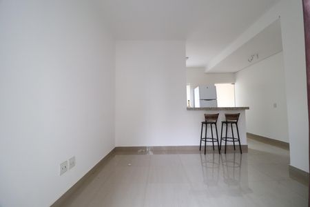 Sala de casa de condomínio para alugar com 2 quartos, 70m² em Jardim Ipanema, Uberlândia