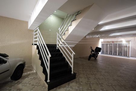 Apartamento à venda com 48m², 2 quartos e 1 vaga Apartamento à venda com 48m², 2 quartos e 1 vagaEscada