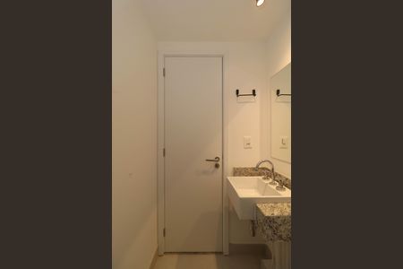 Banheiro de kitnet/studio para alugar com 1 quarto, 25m² em Pinheiros, São Paulo