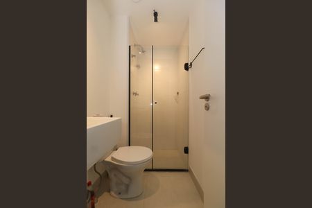 Banheiro de kitnet/studio para alugar com 1 quarto, 25m² em Pinheiros, São Paulo