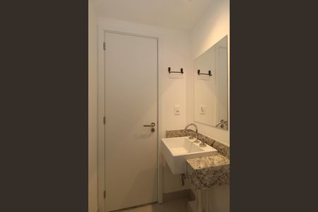 Banheiro de kitnet/studio para alugar com 1 quarto, 25m² em Pinheiros, São Paulo