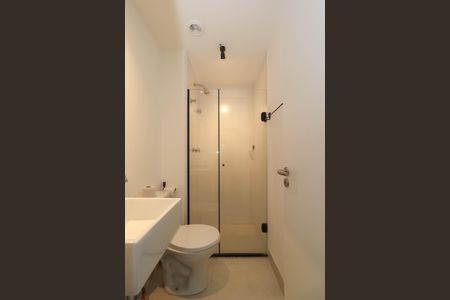 Banheiro de kitnet/studio para alugar com 1 quarto, 25m² em Pinheiros, São Paulo