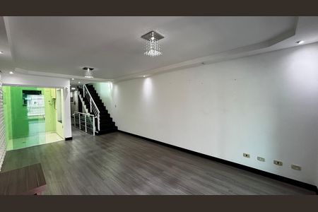 Casa para alugar com 250m², 3 quartos e 4 vagas Casa para alugar com 250m², 3 quartos e 4 vagasSala