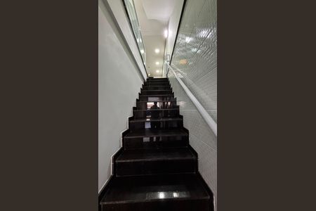 Casa para alugar com 250m², 3 quartos e 4 vagas Casa para alugar com 250m², 3 quartos e 4 vagasEscada