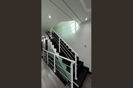 Casa para alugar com 250m², 3 quartos e 4 vagas Casa para alugar com 250m², 3 quartos e 4 vagasEscada