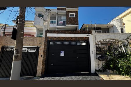 Casa para alugar com 250m², 3 quartos e 4 vagas Casa para alugar com 250m², 3 quartos e 4 vagasFachada
