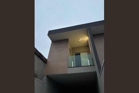 Casa à venda com 120m², 3 quartos e 2 vagas Casa à venda com 120m², 3 quartos e 2 vagasFachada