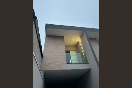Casa à venda com 120m², 3 quartos e 2 vagas Casa à venda com 120m², 3 quartos e 2 vagasFachada
