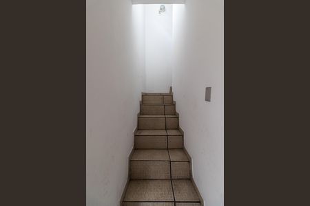 Casa à venda com 218m², 1 quarto e 2 vagas Casa à venda com 218m², 1 quarto e 2 vagasEscada