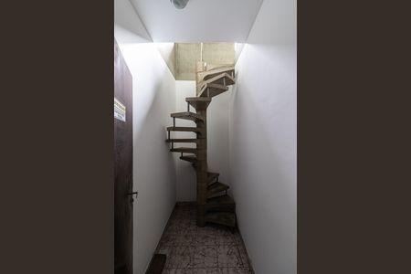 Casa à venda com 218m², 1 quarto e 2 vagas Casa à venda com 218m², 1 quarto e 2 vagasEscada
