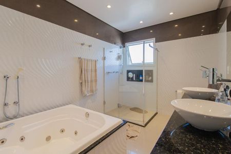 Casa de condomínio para alugar com 321m², 3 quartos e 4 vagas Casa de condomínio para alugar com 321m², 3 quartos e 4 vagasBanheiro suíte Principal