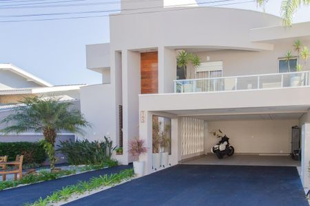 Casa de condomínio para alugar com 321m², 3 quartos e 4 vagas Casa de condomínio para alugar com 321m², 3 quartos e 4 vagasFachada
