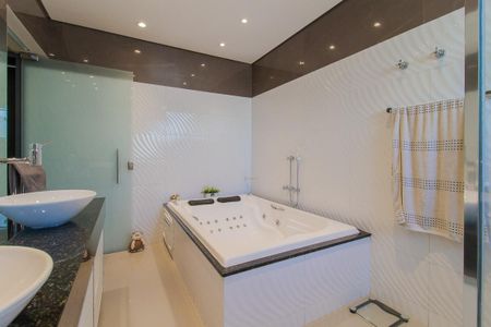 Casa de condomínio para alugar com 321m², 3 quartos e 4 vagas Casa de condomínio para alugar com 321m², 3 quartos e 4 vagasBanheiro suíte Principal