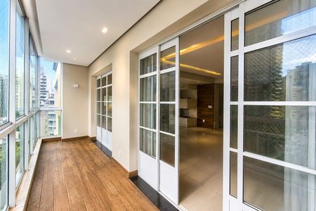 Apartamento para alugar com 530m², 4 quartos e 3 vagas Apartamento para alugar com 530m², 4 quartos e 3 vagasVaranda e Vista