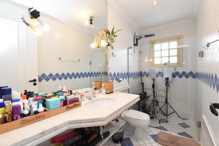Casa à venda com 415m², 3 quartos e 4 vagasBanheiro da Suíte 2