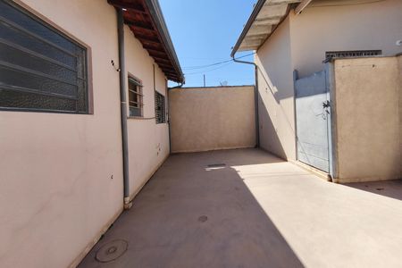 Casa para alugar com 98m², 2 quartos e 1 vaga Casa para alugar com 98m², 2 quartos e 1 vagaQuintal - Fundos