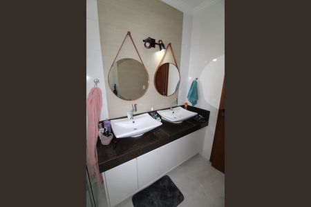 Casa de condomínio para alugar com 285m², 3 quartos e 4 vagasBanheiro da Suíte 1