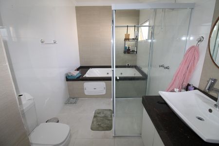 Casa de condomínio para alugar com 285m², 3 quartos e 4 vagasBanheiro da Suíte 1