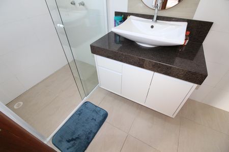 Casa de condomínio para alugar com 285m², 3 quartos e 4 vagasBanheiro da Suíte 2