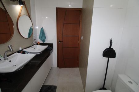 Casa de condomínio para alugar com 285m², 3 quartos e 4 vagasBanheiro da Suíte 1