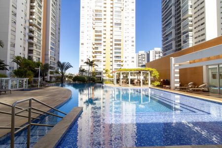 Apartamento à venda com 119m², 3 quartos e 2 vagas Apartamento à venda com 119m², 3 quartos e 2 vagasÁrea comum - Piscina