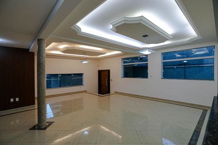 Casa para alugar com 250m², 3 quartos e 2 vagas Casa para alugar com 250m², 3 quartos e 2 vagasSala