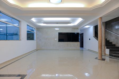 Casa para alugar com 250m², 3 quartos e 2 vagas Casa para alugar com 250m², 3 quartos e 2 vagasSala