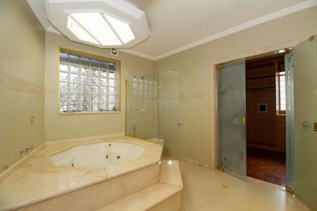 Casa para alugar com 600m², 4 quartos e 4 vagas Casa para alugar com 600m², 4 quartos e 4 vagasBanheiro da Suíte 4