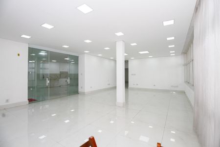 Casa para alugar com 600m², 4 quartos e 4 vagas Casa para alugar com 600m², 4 quartos e 4 vagasSala