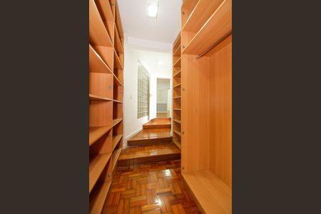 Casa para alugar com 600m², 4 quartos e 4 vagas Casa para alugar com 600m², 4 quartos e 4 vagasCloset da Suíte 4
