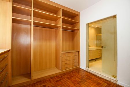 Casa para alugar com 600m², 4 quartos e 4 vagas Casa para alugar com 600m², 4 quartos e 4 vagasCloset da Suíte 4