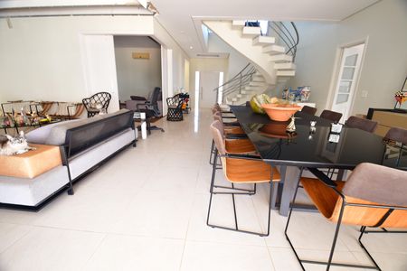Sala de casa de condomínio para alugar com 4 quartos, 380m² em Vila Hollândia, Campinas