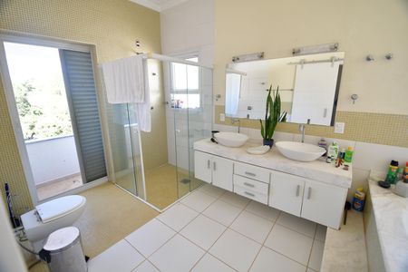 Casa de condomínio para alugar com 380m², 4 quartos e sem vagaBanheiro Suíte