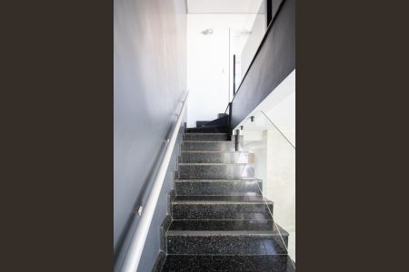 Apartamento à venda com 120m², 3 quartos e 2 vagas Apartamento à venda com 120m², 3 quartos e 2 vagasEscada