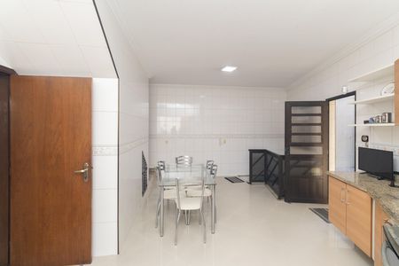 Casa para alugar com 300m², 4 quartos e 6 vagas Casa para alugar com 300m², 4 quartos e 6 vagasCozinha
